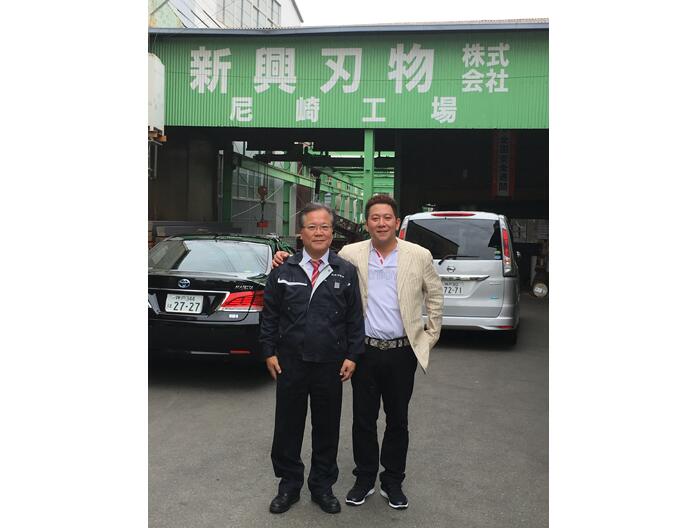 威臺(tái)領(lǐng)導(dǎo)與新興刃物社長